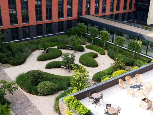 bedrijfstuin aan laten leggen door dutch quality gardens