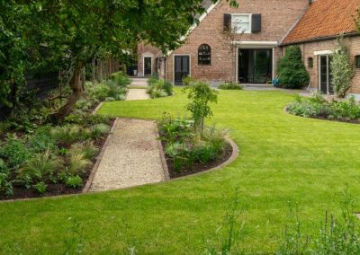 Achtertuin bij monumentale boerderij - Aangelegd door Dutch Quality Gardens Van Ooijen's Hoveniers