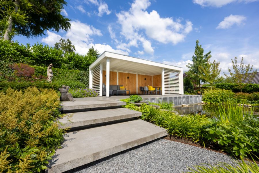 bostuin met natuurlijke vijver dutch quality gardens mocking hoveniers 1