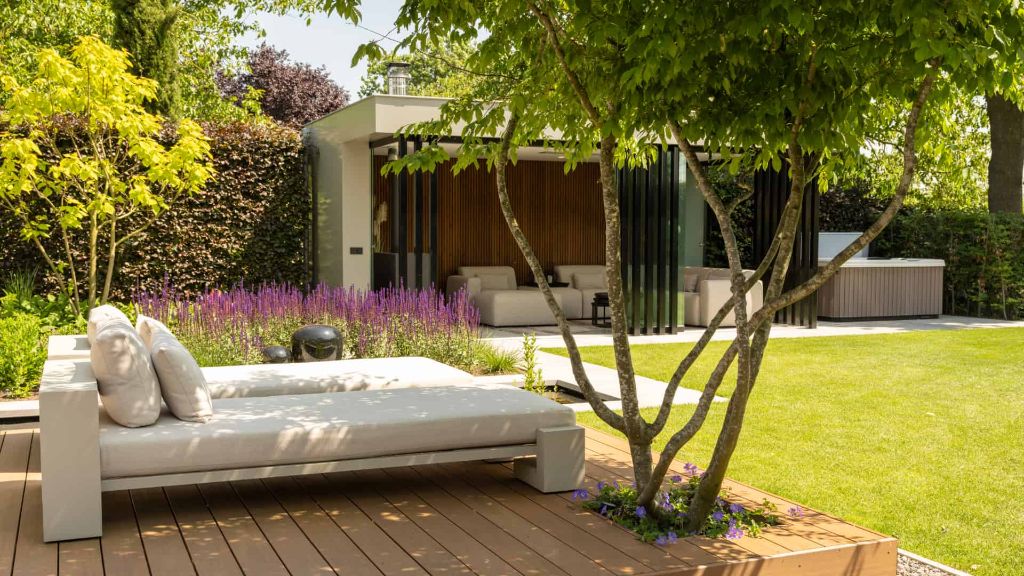 Moderne tuin bij karaktervolle dijkwoning