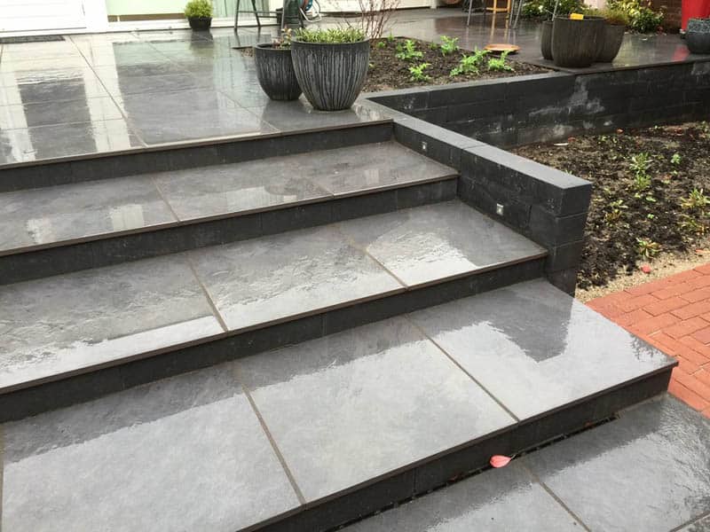 Groene aanslag verwijderen van bestrating