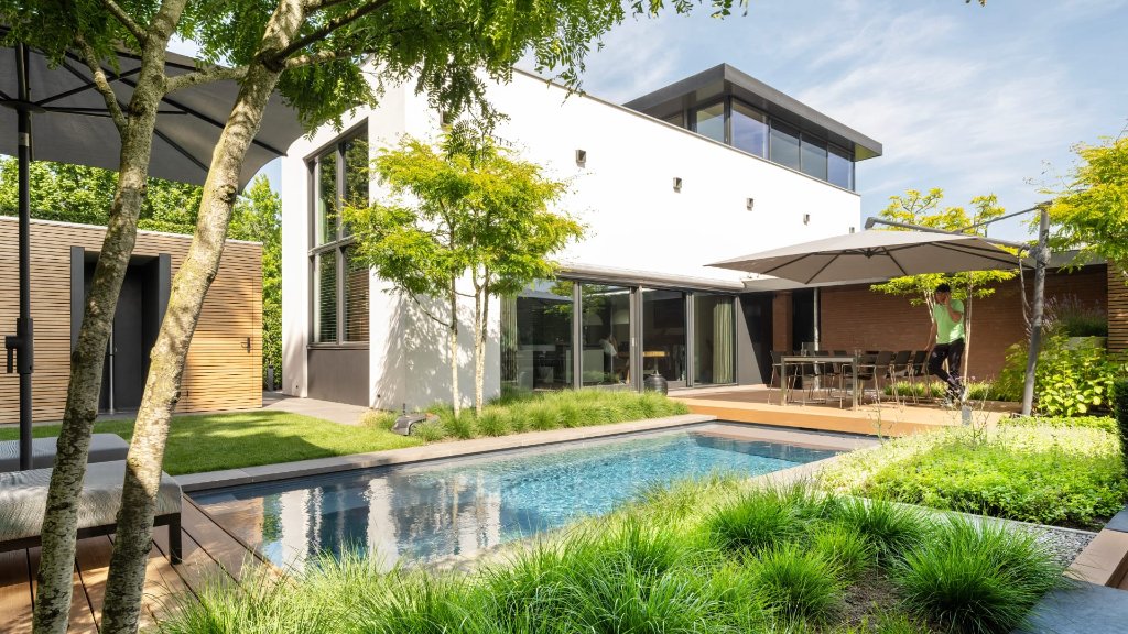 Strakke tuin met slim poolhouse