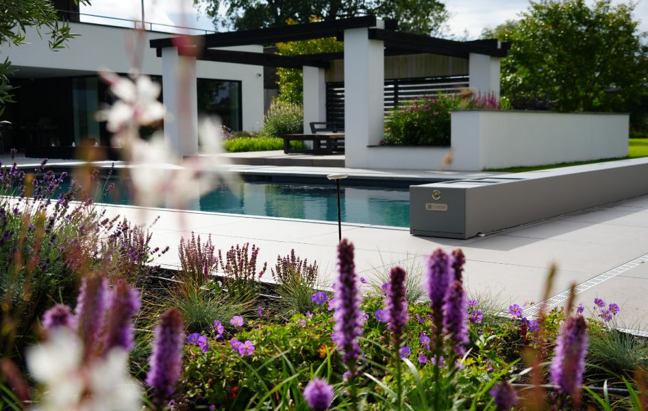 strakke voor en achtertuin met bloembakken en veel groen dutch quality tuinen erica tuinen (1)