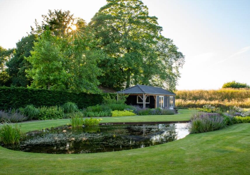 dutch quality gardens landelijke tuin met vijver