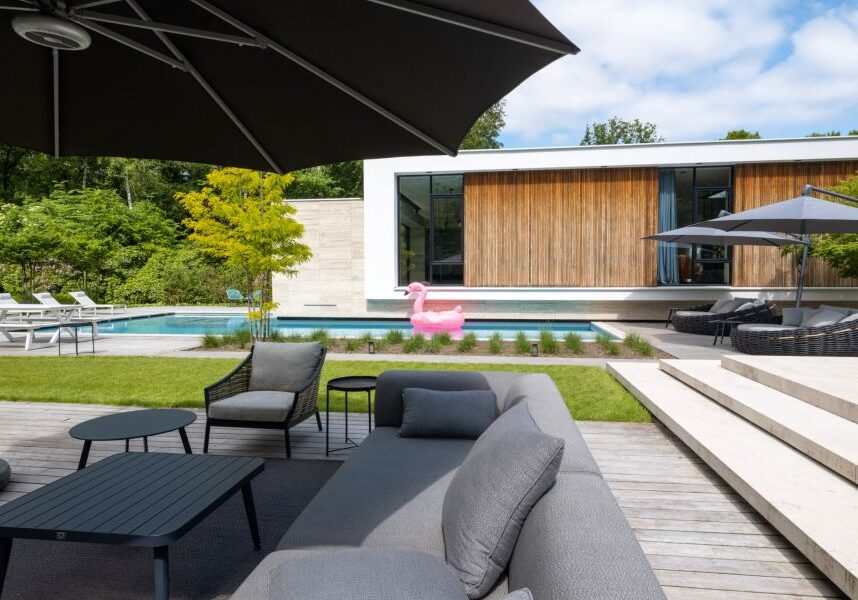 kubistische villa met strakke tuin sparq tuinen