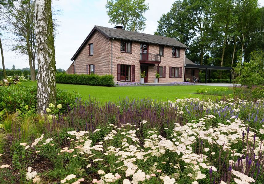 landelijke tuin met zwembad en poolhouse dutch quality gardens erica tuinen (1)