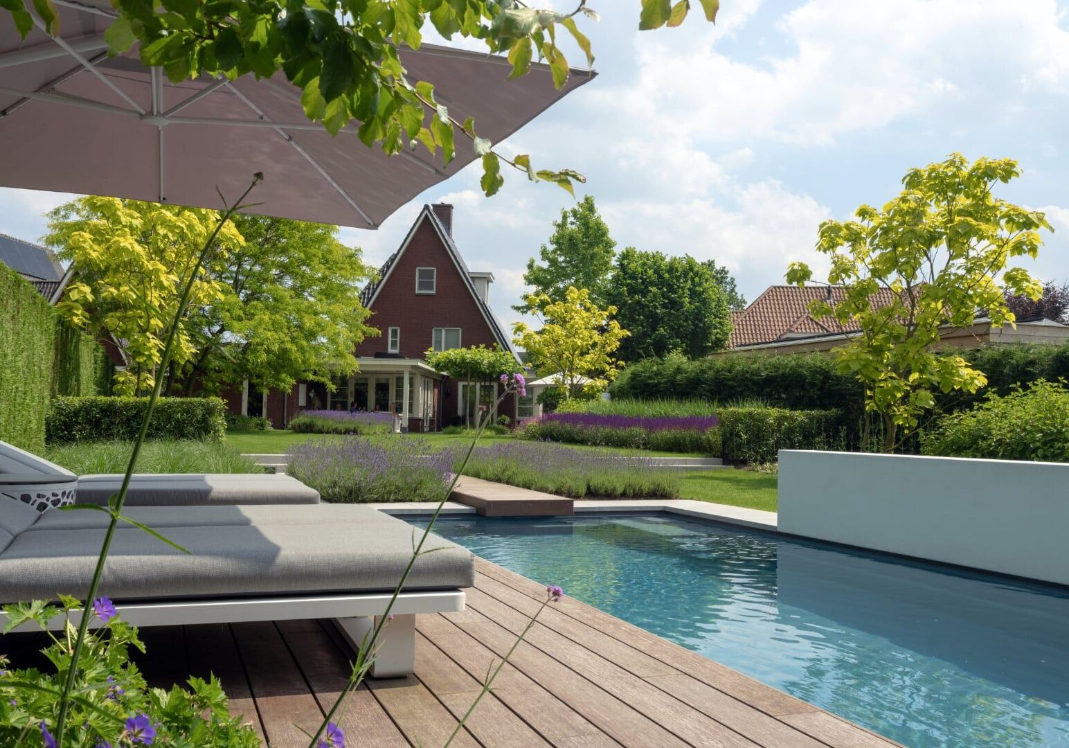 lounge bij zwembad sparq tuinen