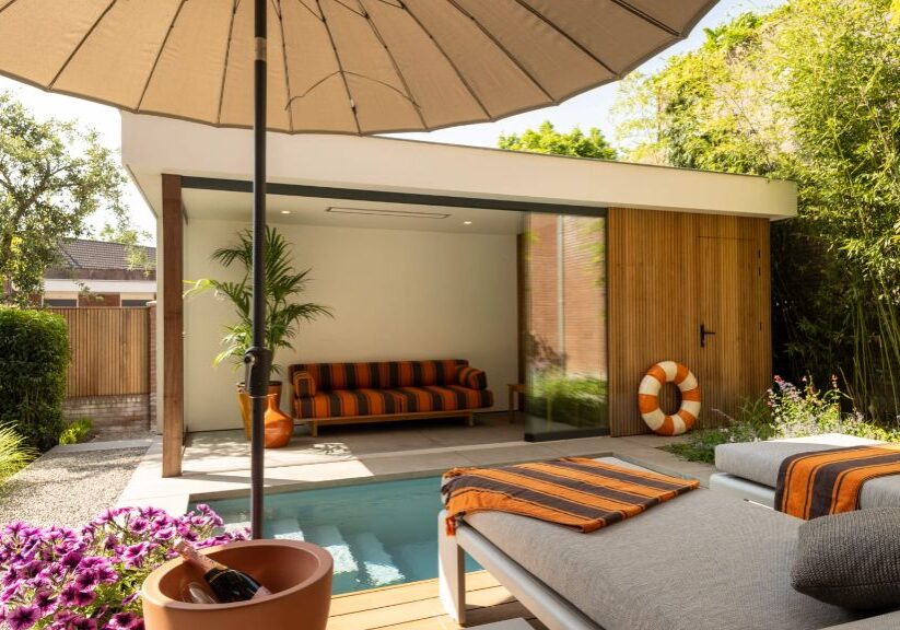 Luxe stadstuin met plungepool en poolhouse