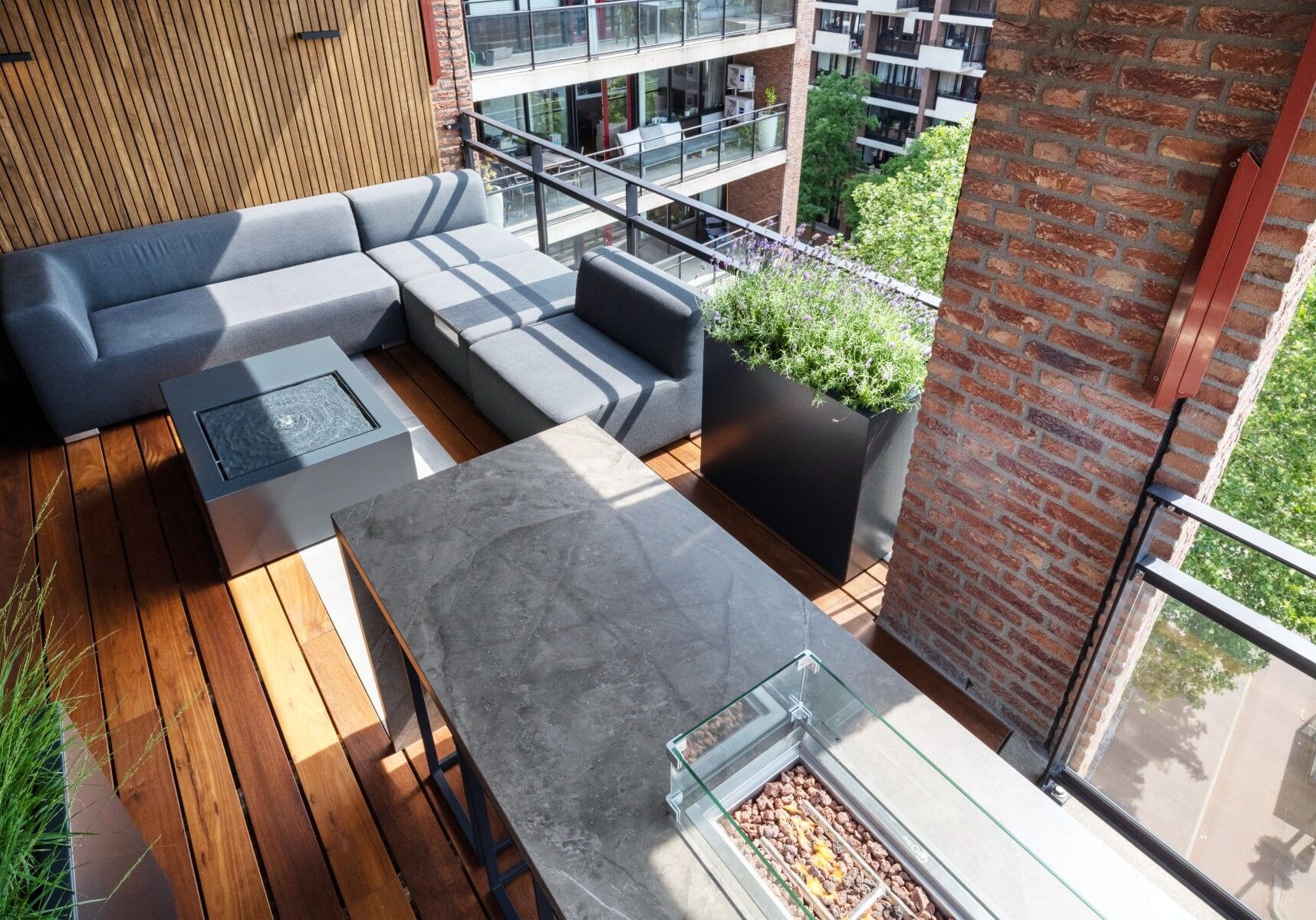 modern balkon met lounge en bar sparq tuinen