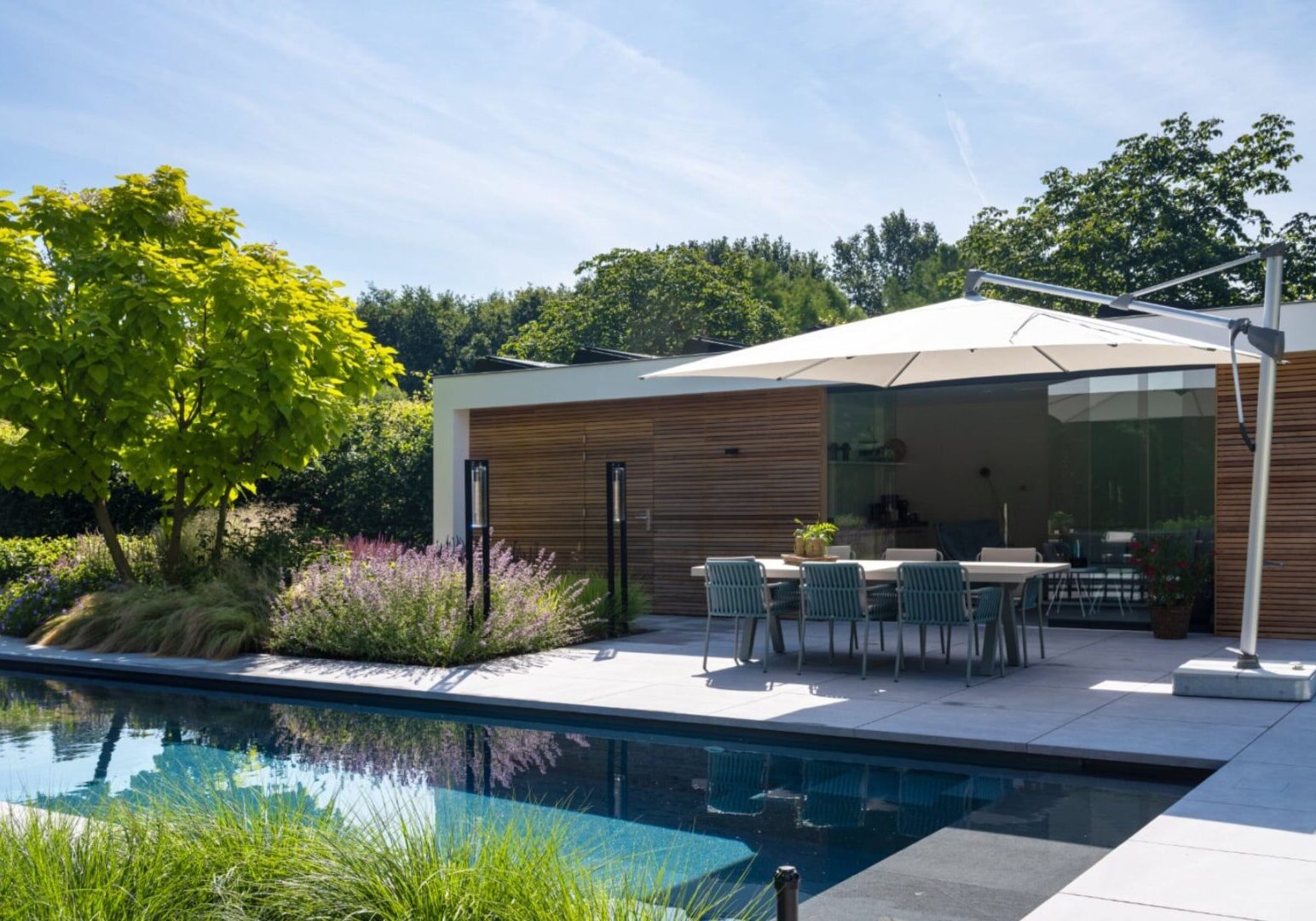 modern poolhouse met luxe zwembad sparq tuinen