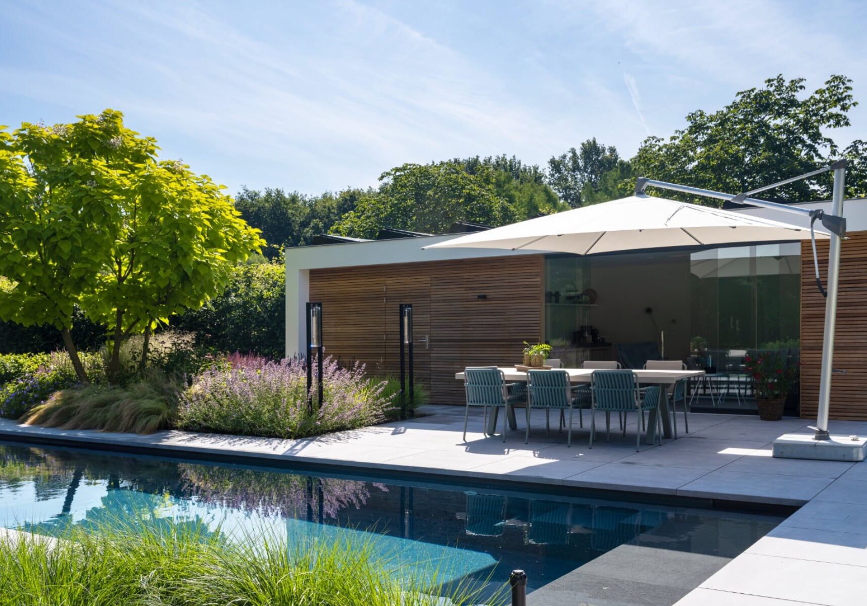 modern poolhouse met luxe zwembad sparq tuinen