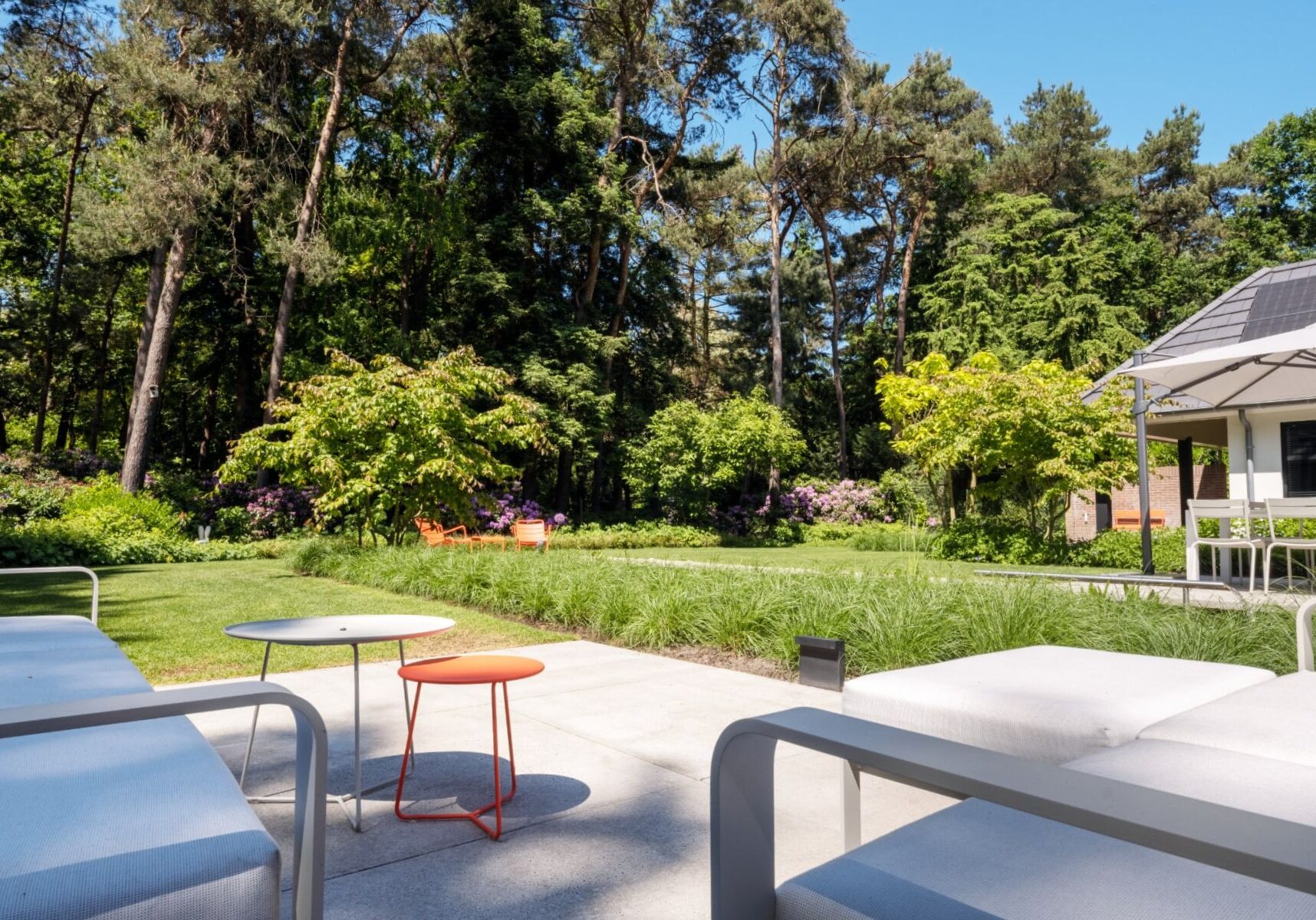 moderne bostuin met diverse terrassen sparq tuinen