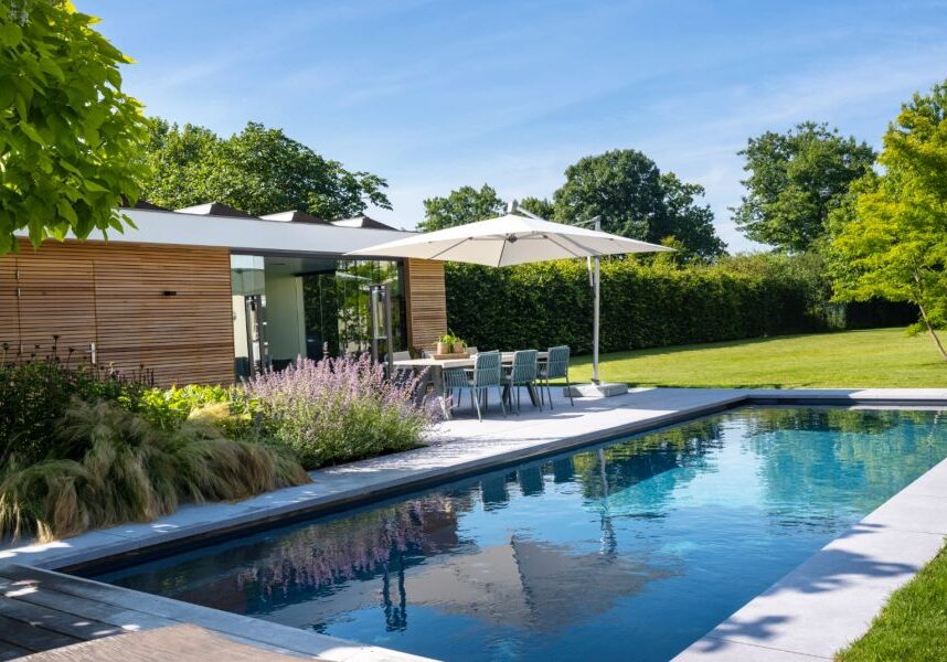 moderne tuin met luxe zwembad in grote tuin sparq tuinen