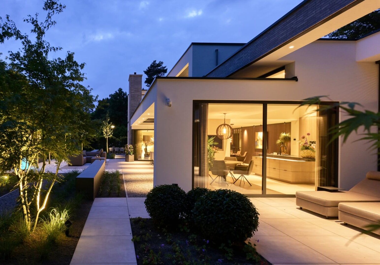 moderne tuin met ruimtelijke spanning in de avond tuinvoorbeeld sparq tuinen