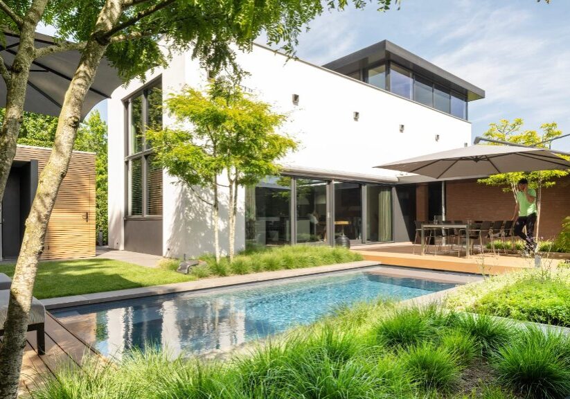 Strakke tuin met slim poolhouse