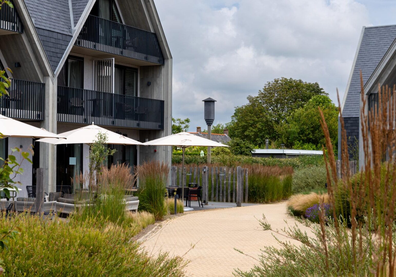 Tuin rondom hotel in de duinen